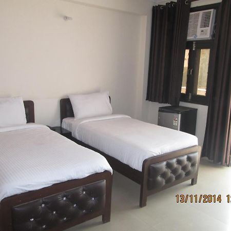 Charanpahari Hotel New Delhi Buitenkant foto
