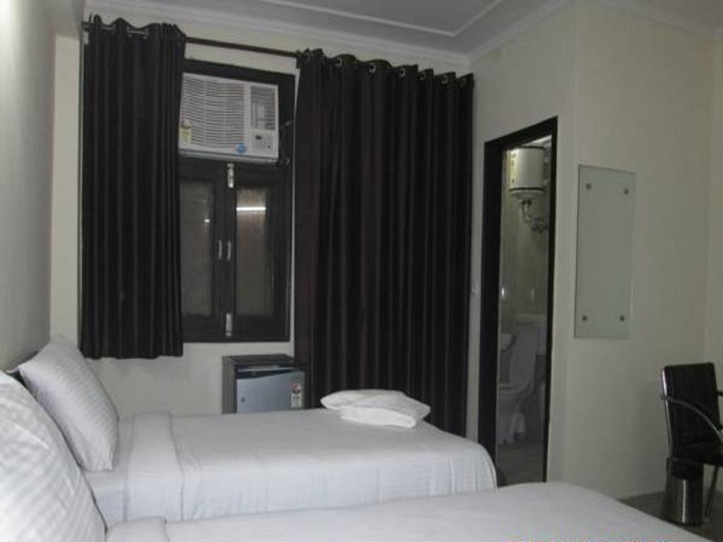 Charanpahari Hotel New Delhi Buitenkant foto