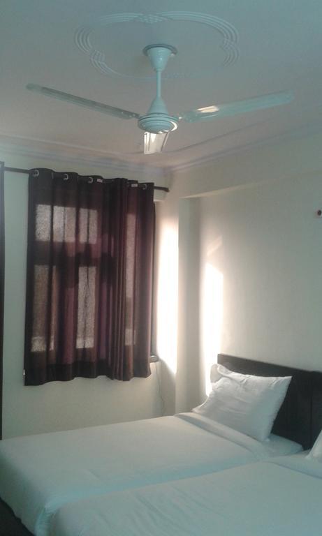 Charanpahari Hotel New Delhi Buitenkant foto
