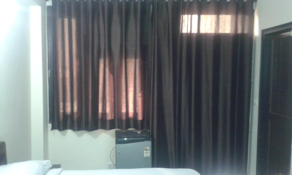 Charanpahari Hotel New Delhi Buitenkant foto
