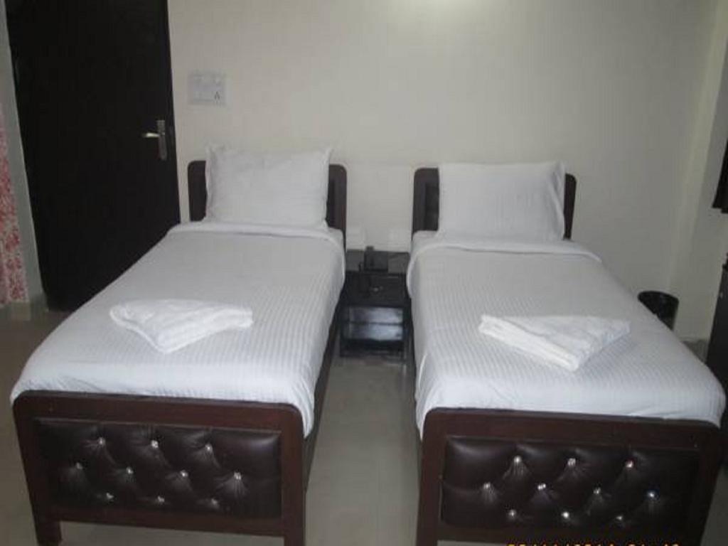 Charanpahari Hotel New Delhi Buitenkant foto