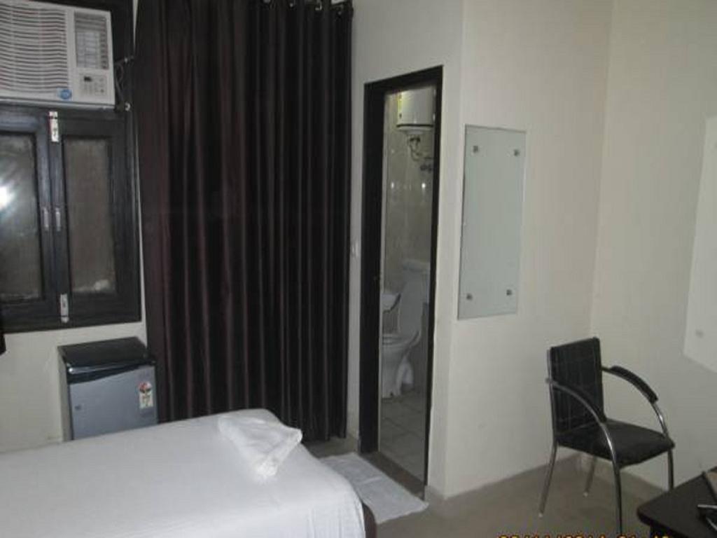 Charanpahari Hotel New Delhi Buitenkant foto
