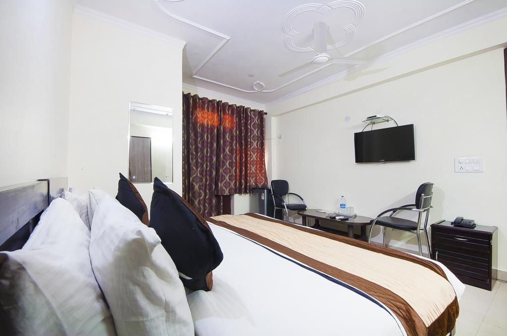 Charanpahari Hotel New Delhi Buitenkant foto