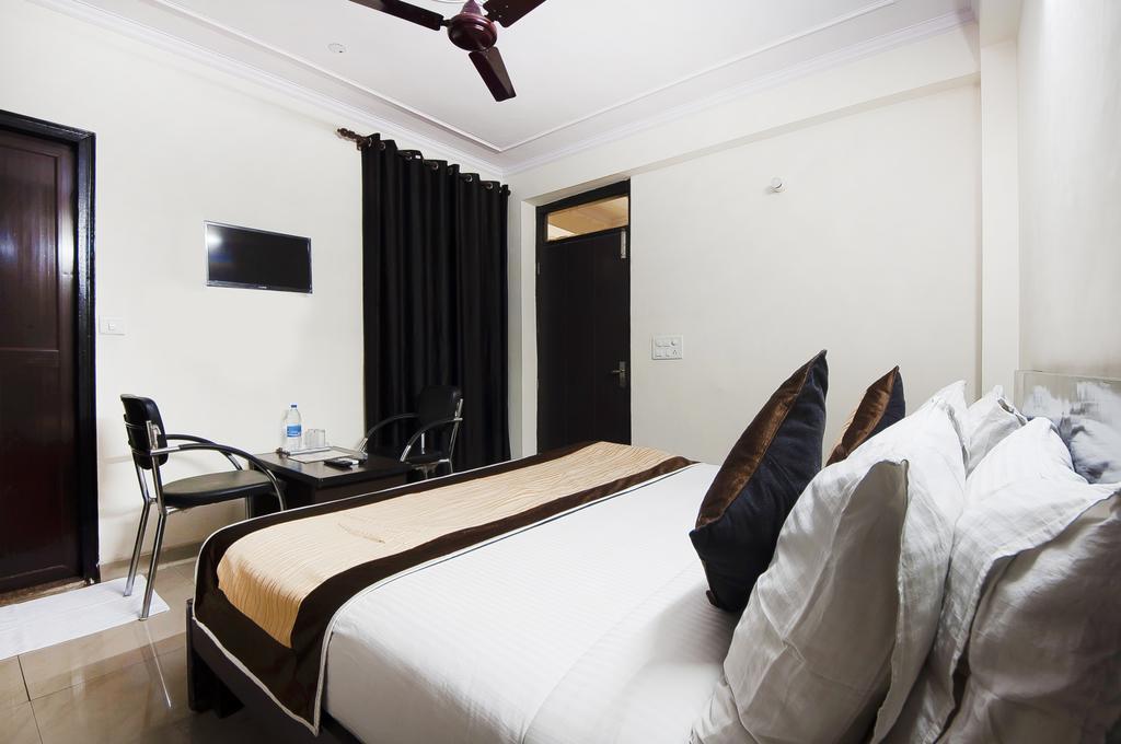 Charanpahari Hotel New Delhi Buitenkant foto