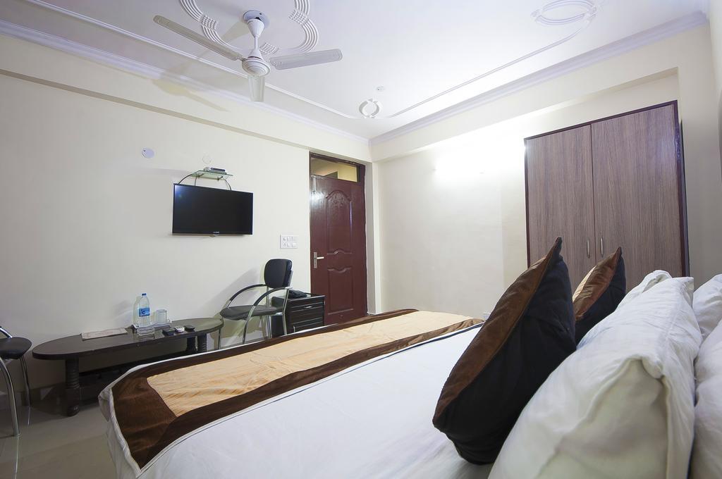 Charanpahari Hotel New Delhi Buitenkant foto