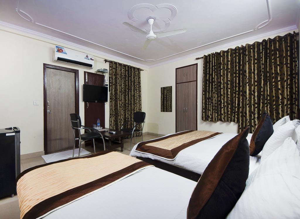 Charanpahari Hotel New Delhi Buitenkant foto