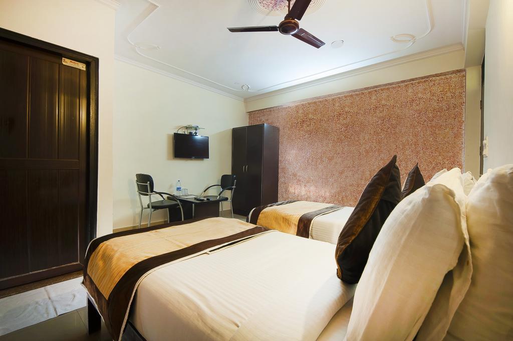 Charanpahari Hotel New Delhi Buitenkant foto