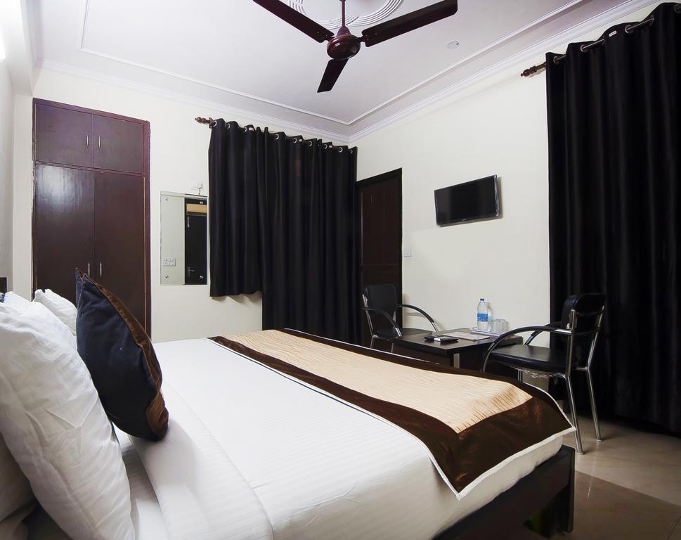 Charanpahari Hotel New Delhi Buitenkant foto