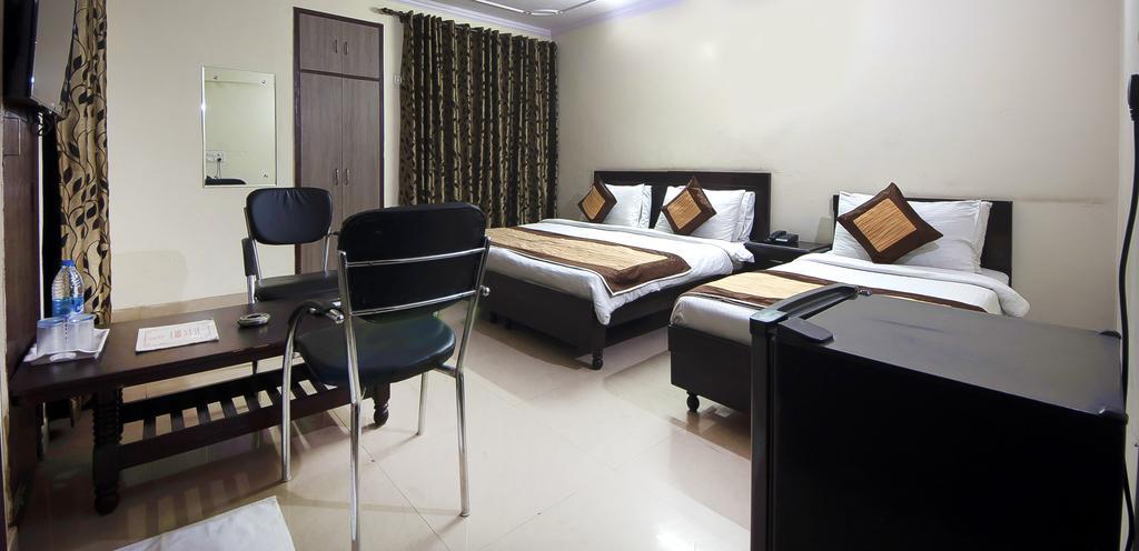 Charanpahari Hotel New Delhi Buitenkant foto