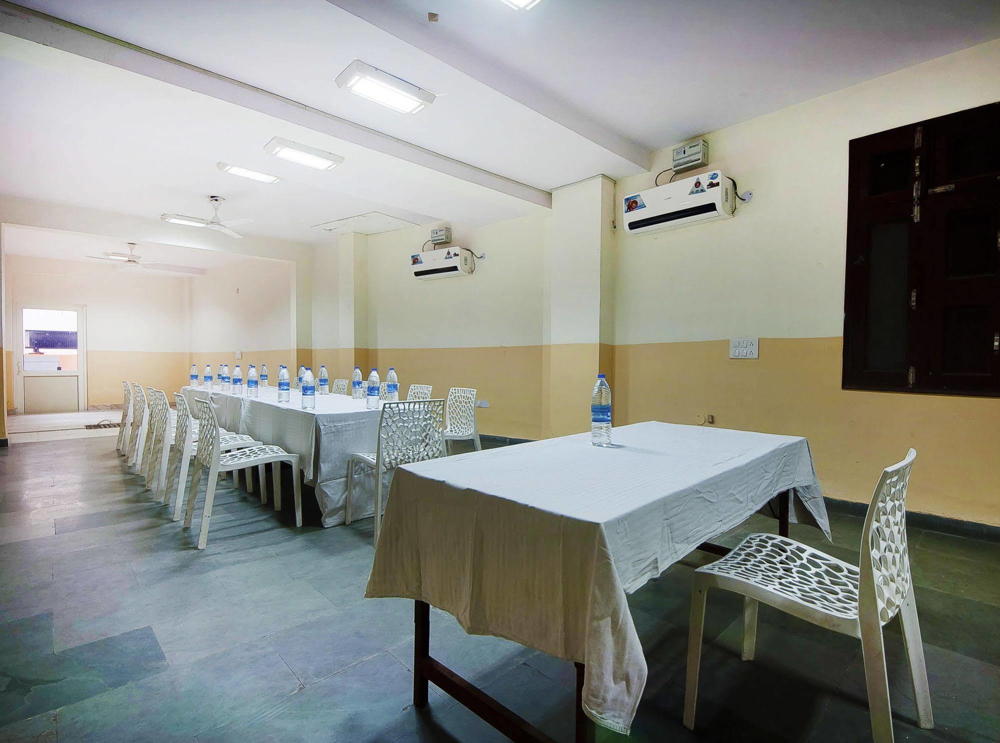 Charanpahari Hotel New Delhi Buitenkant foto