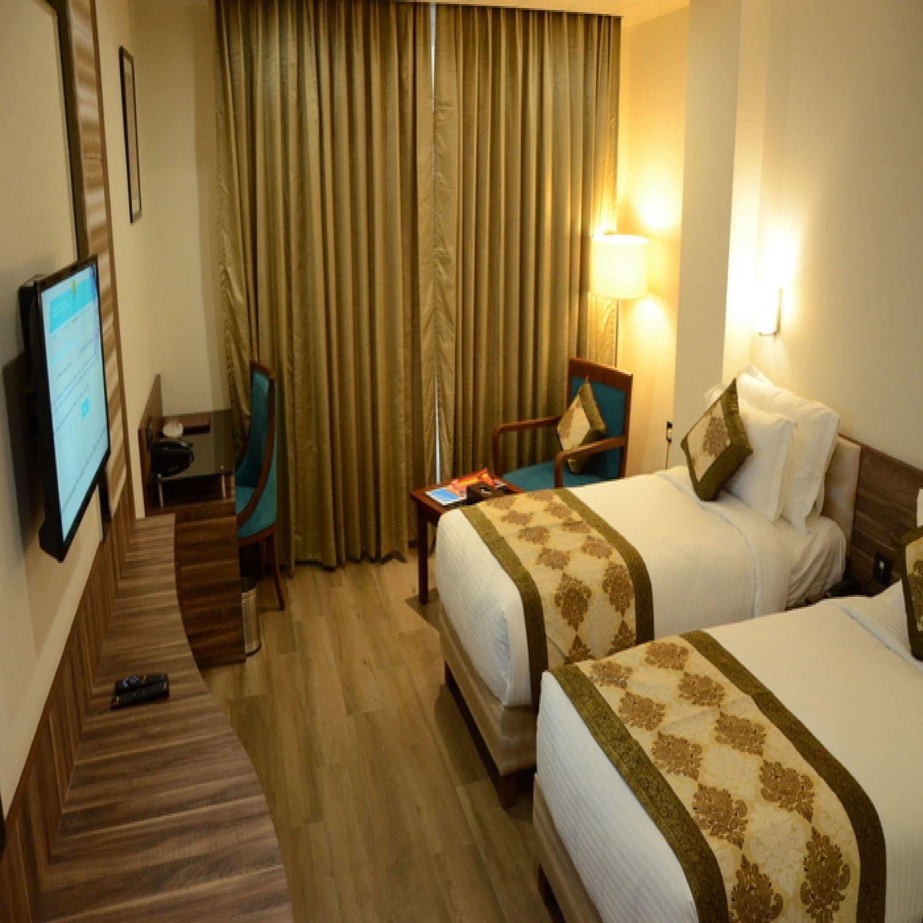 Charanpahari Hotel New Delhi Buitenkant foto