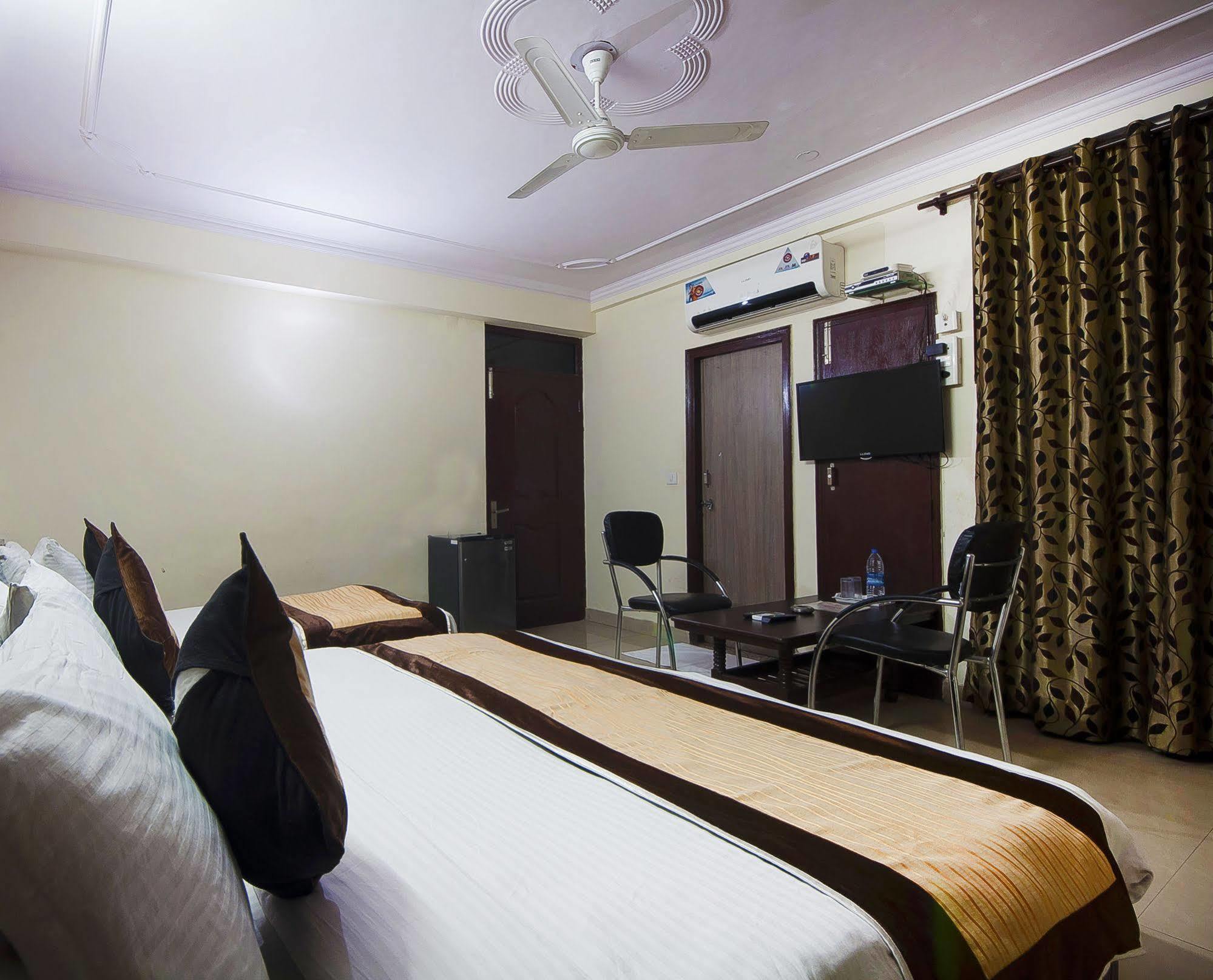 Charanpahari Hotel New Delhi Buitenkant foto