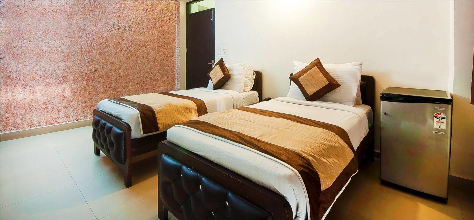 Charanpahari Hotel New Delhi Buitenkant foto