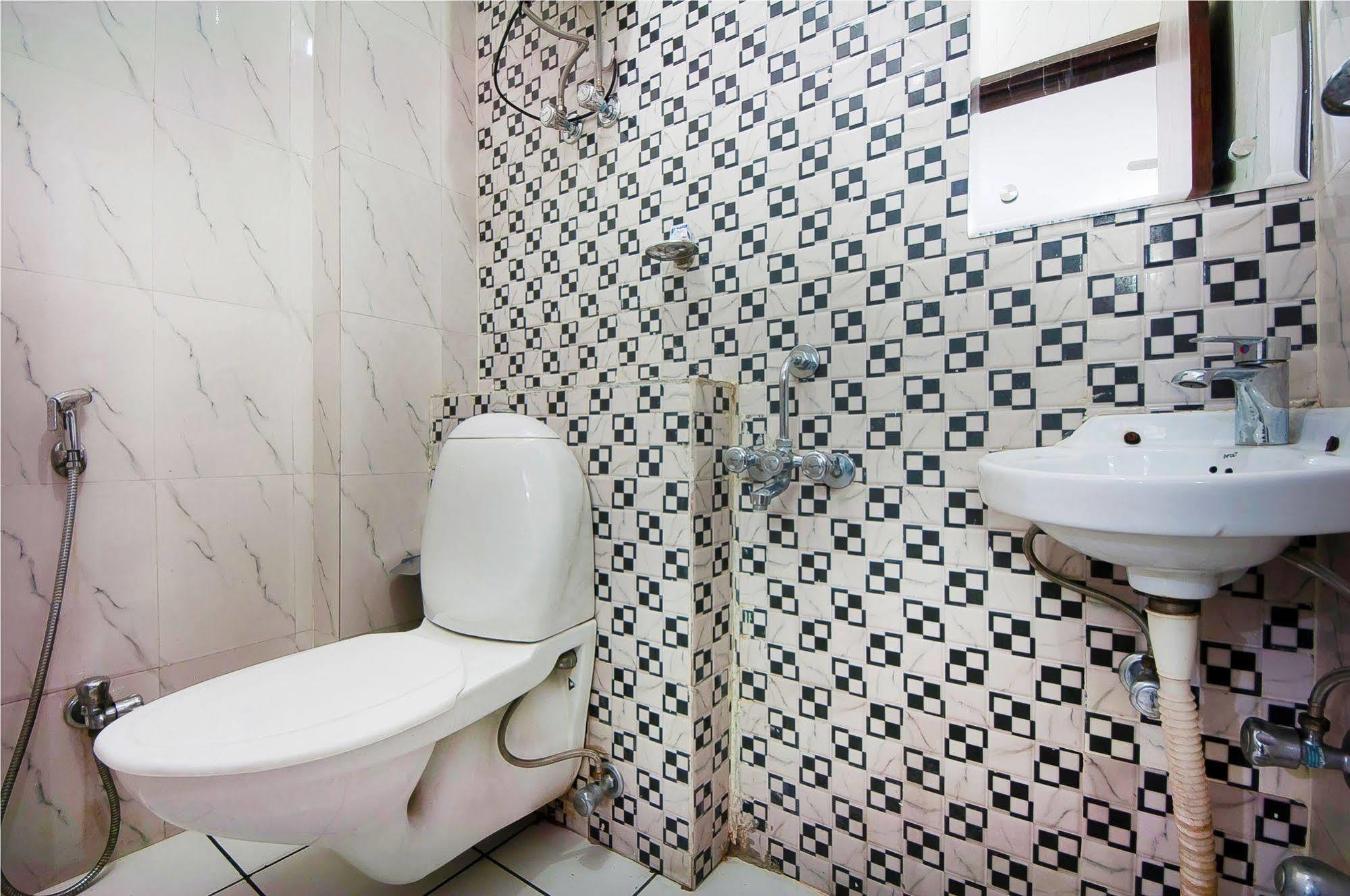 Charanpahari Hotel New Delhi Buitenkant foto