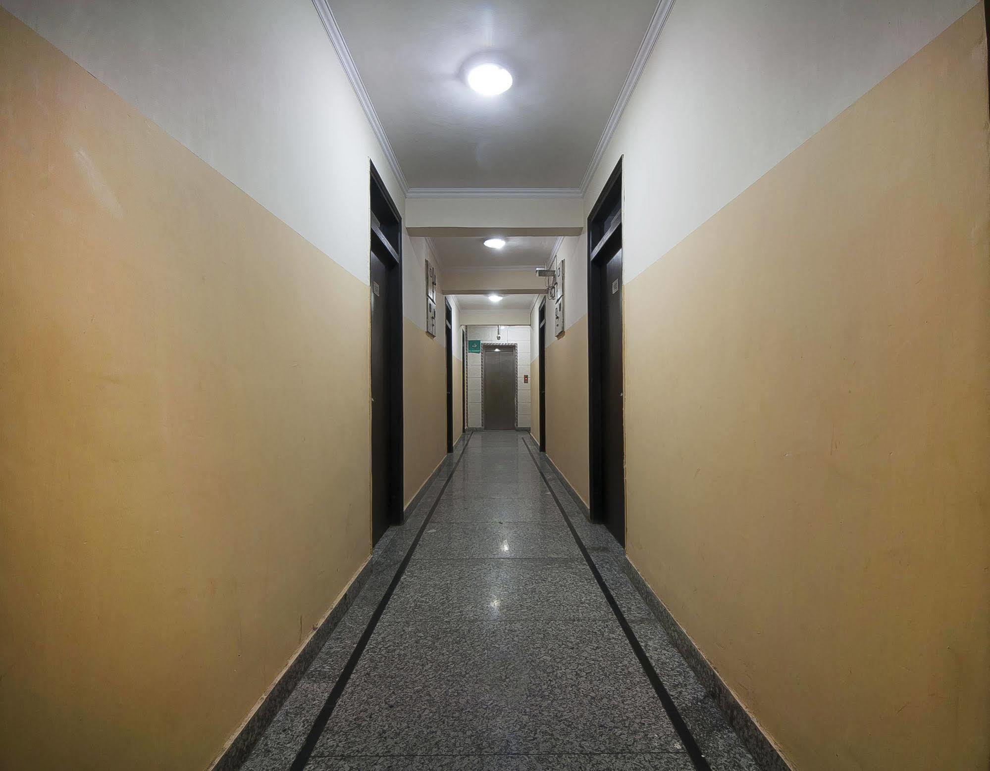 Charanpahari Hotel New Delhi Buitenkant foto
