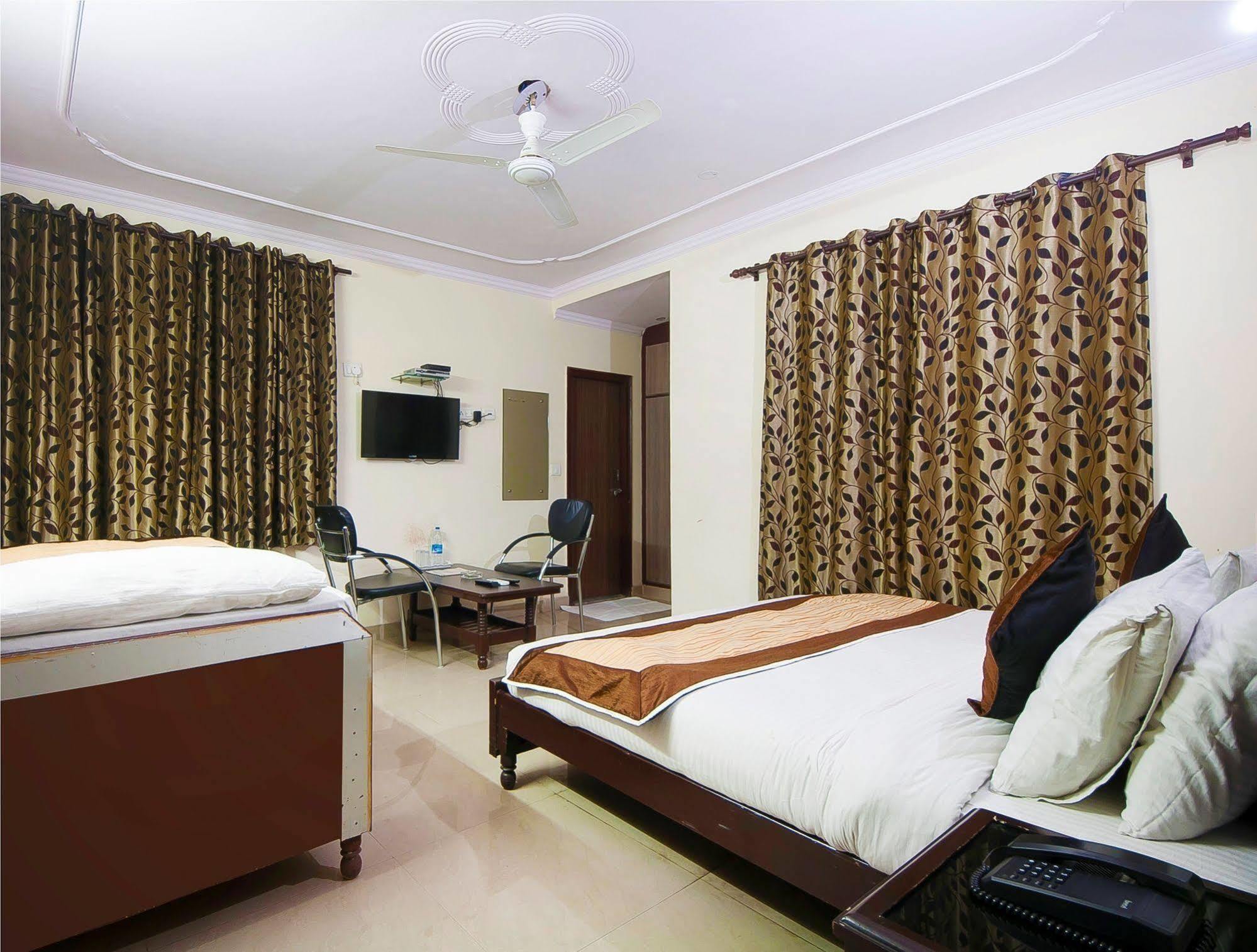 Charanpahari Hotel New Delhi Buitenkant foto