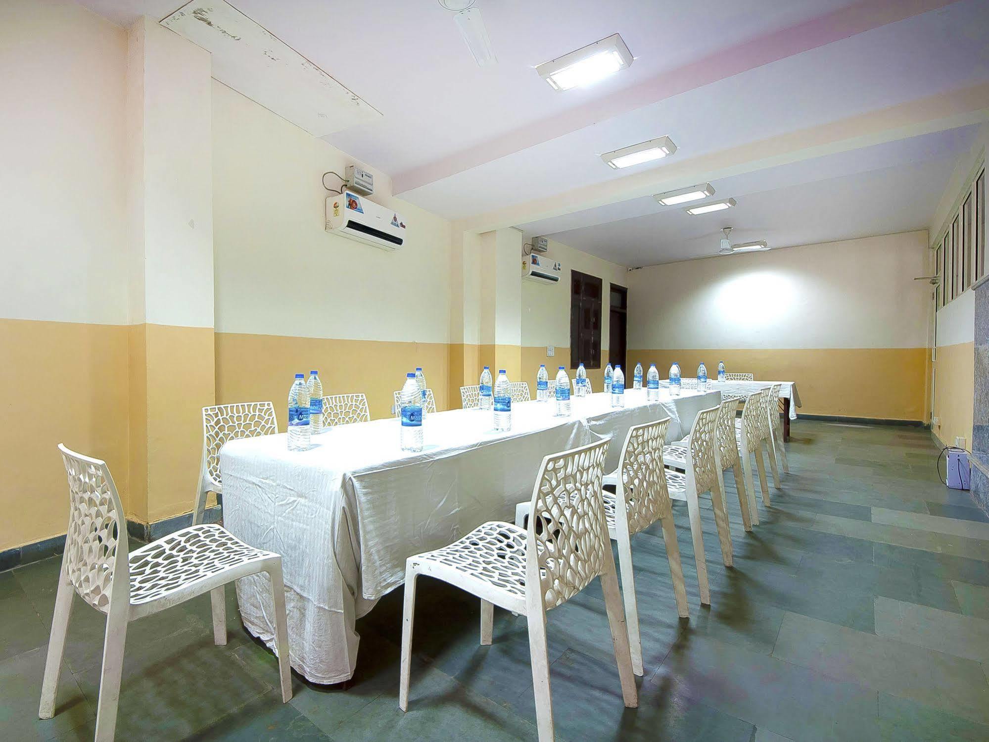 Charanpahari Hotel New Delhi Buitenkant foto