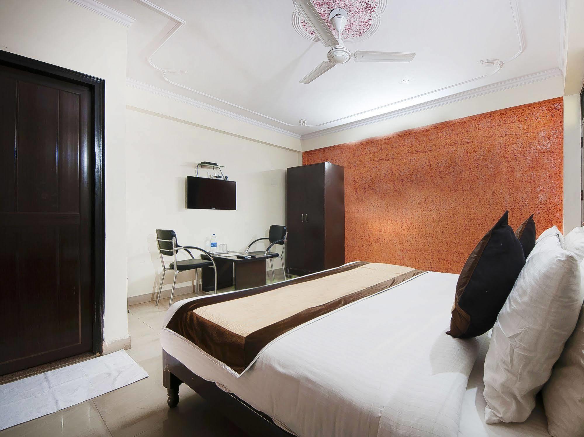 Charanpahari Hotel New Delhi Buitenkant foto