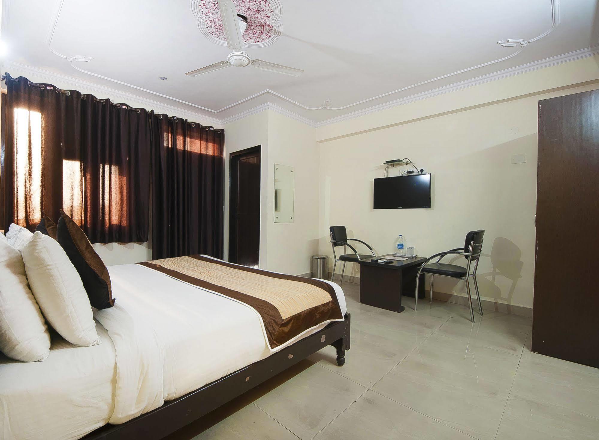 Charanpahari Hotel New Delhi Buitenkant foto