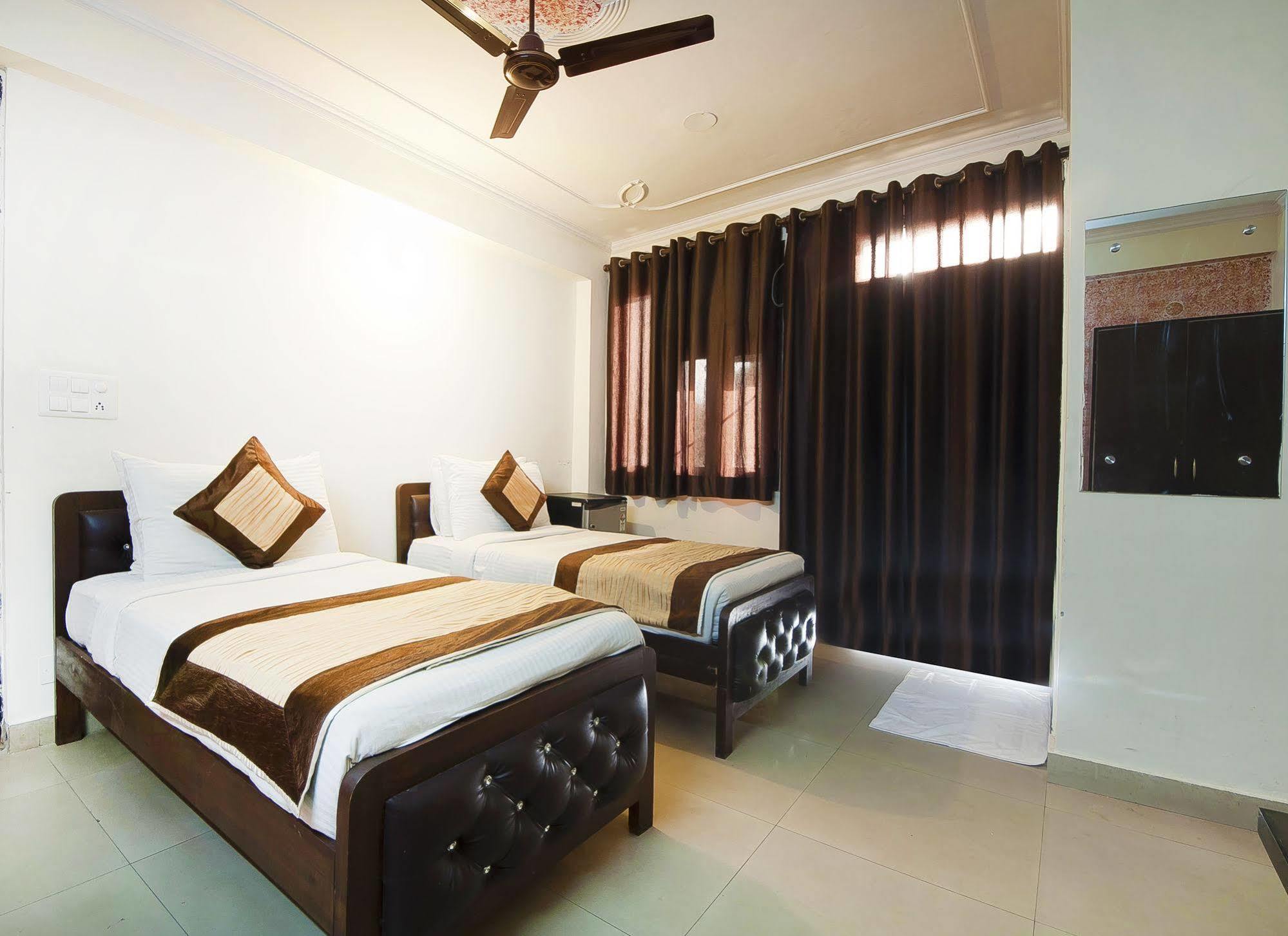 Charanpahari Hotel New Delhi Buitenkant foto