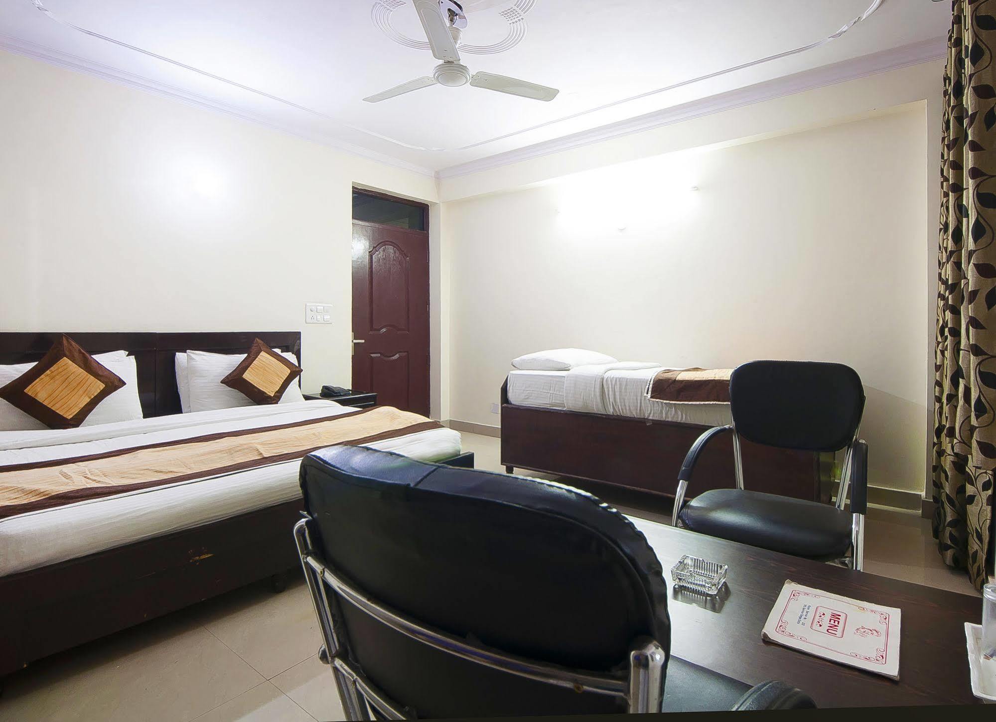 Charanpahari Hotel New Delhi Buitenkant foto