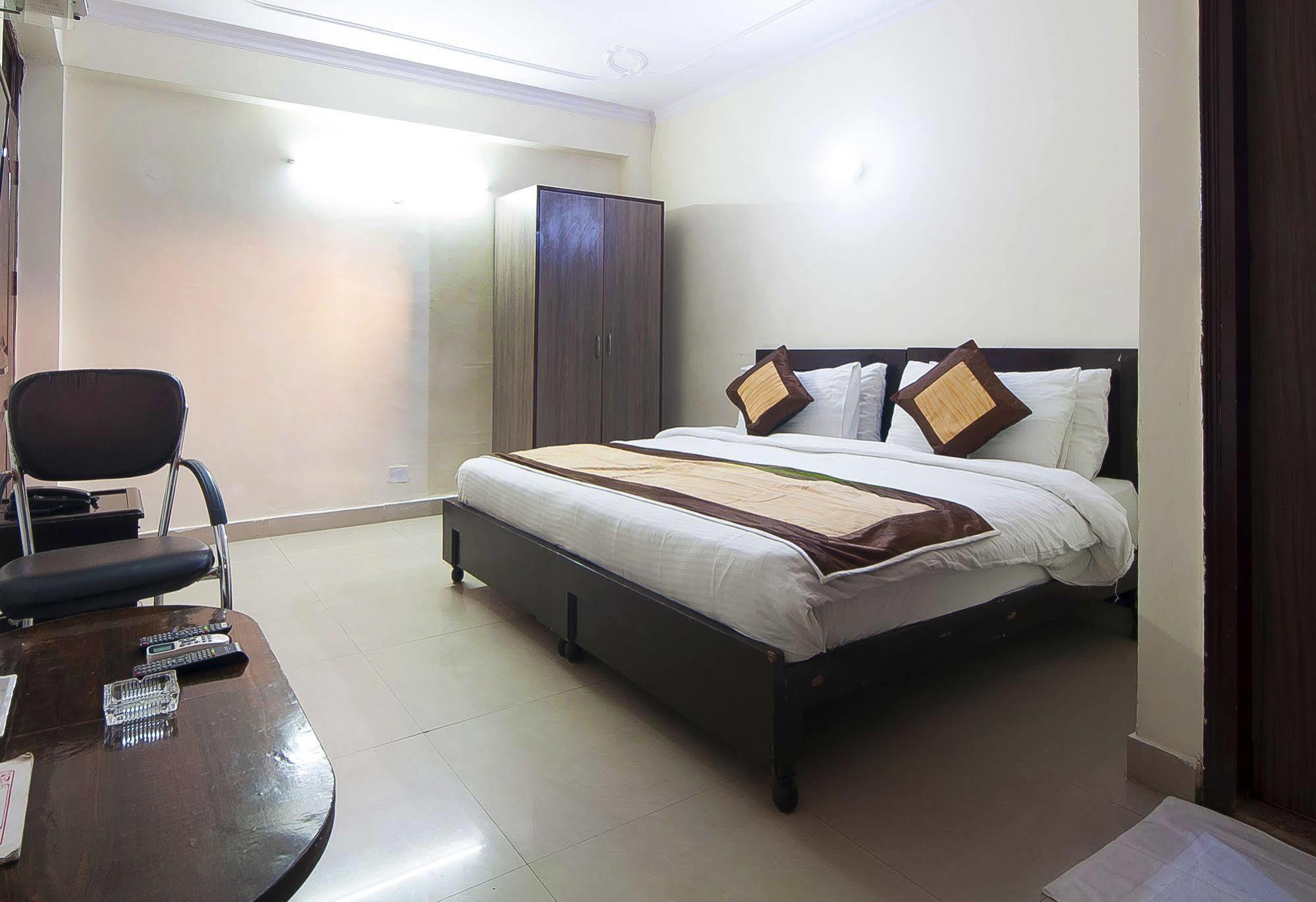 Charanpahari Hotel New Delhi Buitenkant foto