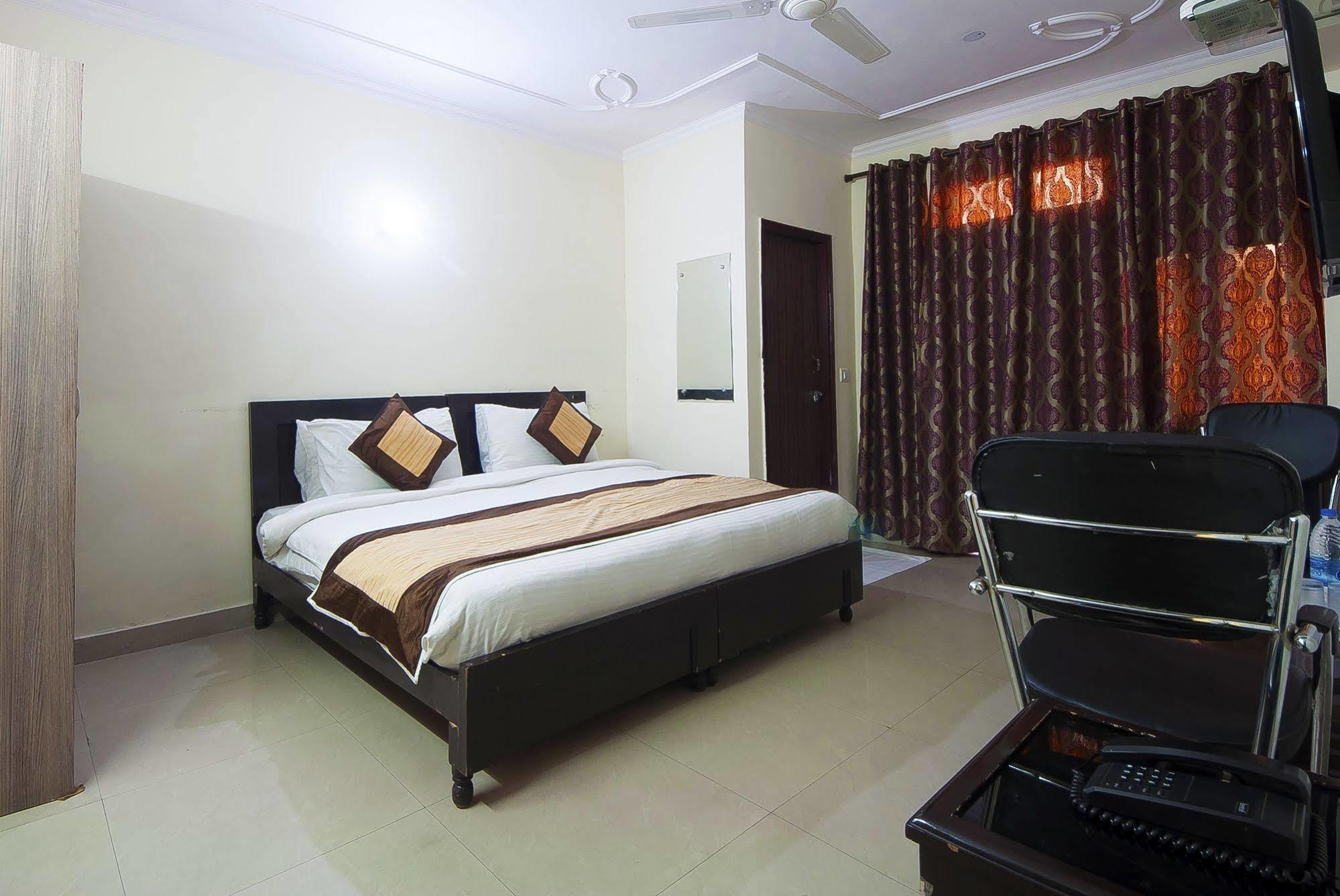 Charanpahari Hotel New Delhi Buitenkant foto