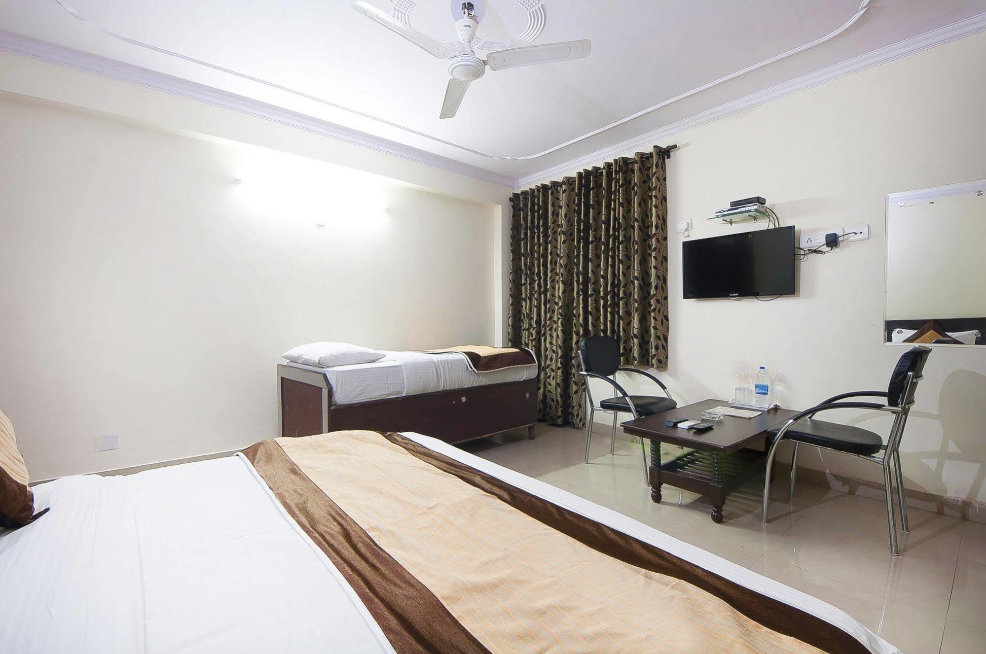 Charanpahari Hotel New Delhi Buitenkant foto