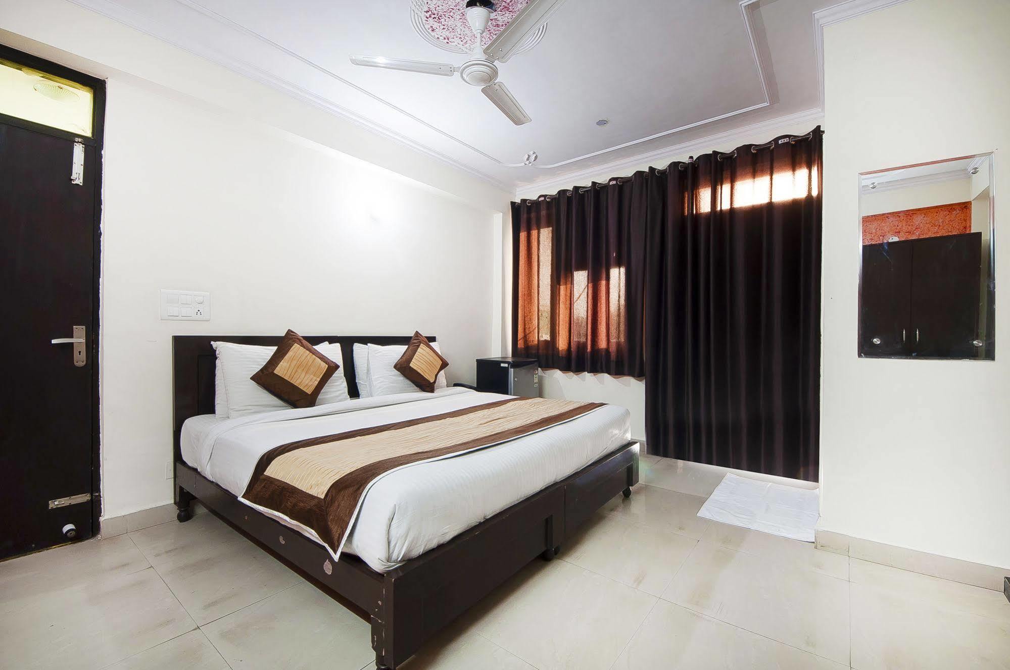 Charanpahari Hotel New Delhi Buitenkant foto