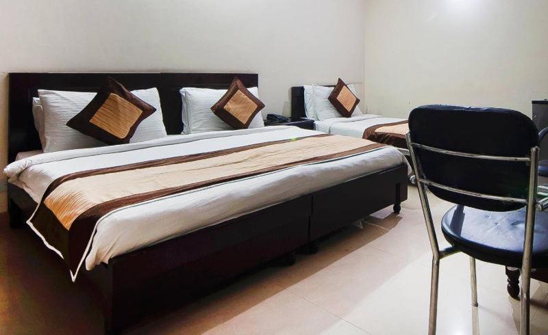 Charanpahari Hotel New Delhi Buitenkant foto