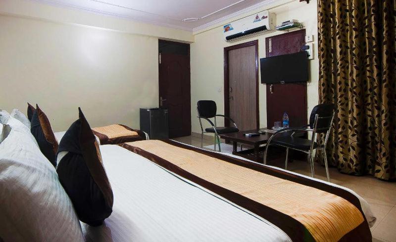 Charanpahari Hotel New Delhi Buitenkant foto