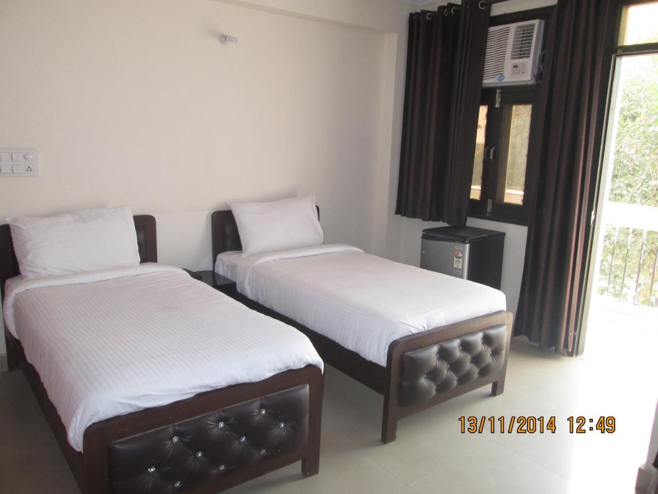 Charanpahari Hotel New Delhi Buitenkant foto