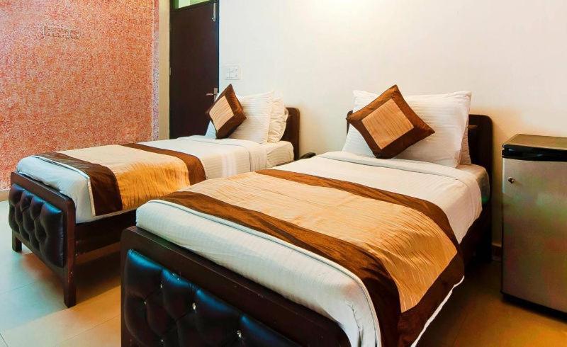 Charanpahari Hotel New Delhi Buitenkant foto