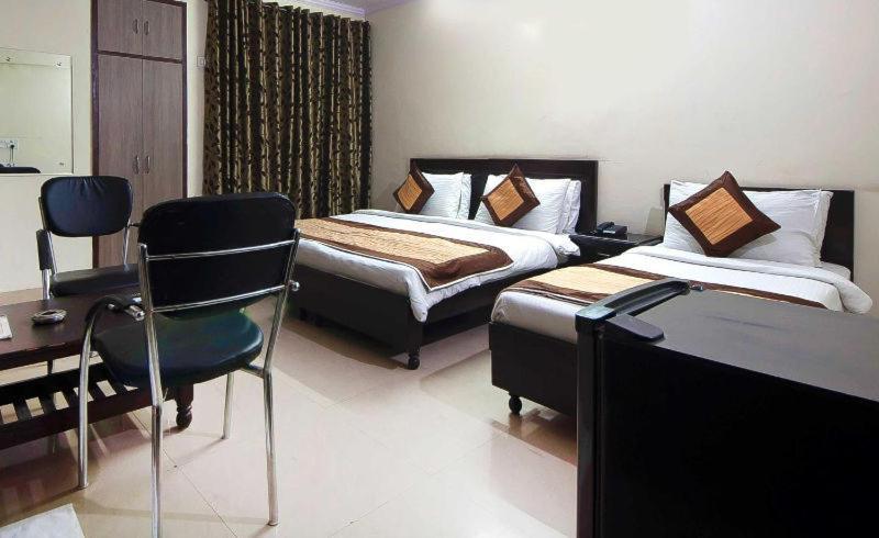 Charanpahari Hotel New Delhi Buitenkant foto