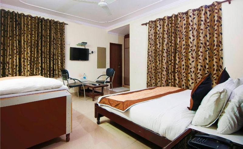 Charanpahari Hotel New Delhi Buitenkant foto