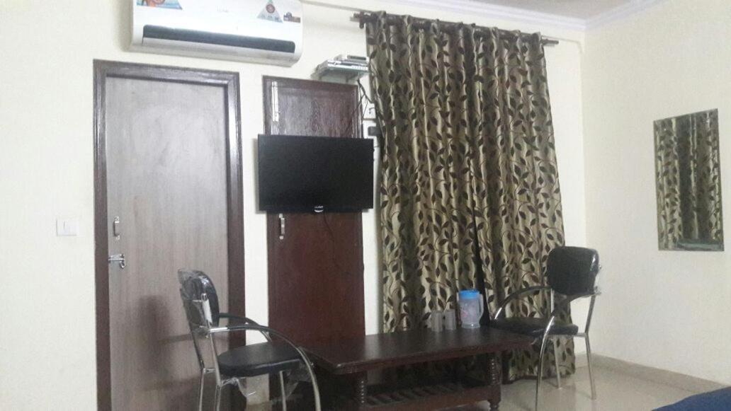 Charanpahari Hotel New Delhi Buitenkant foto