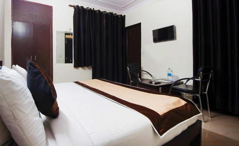 Charanpahari Hotel New Delhi Buitenkant foto
